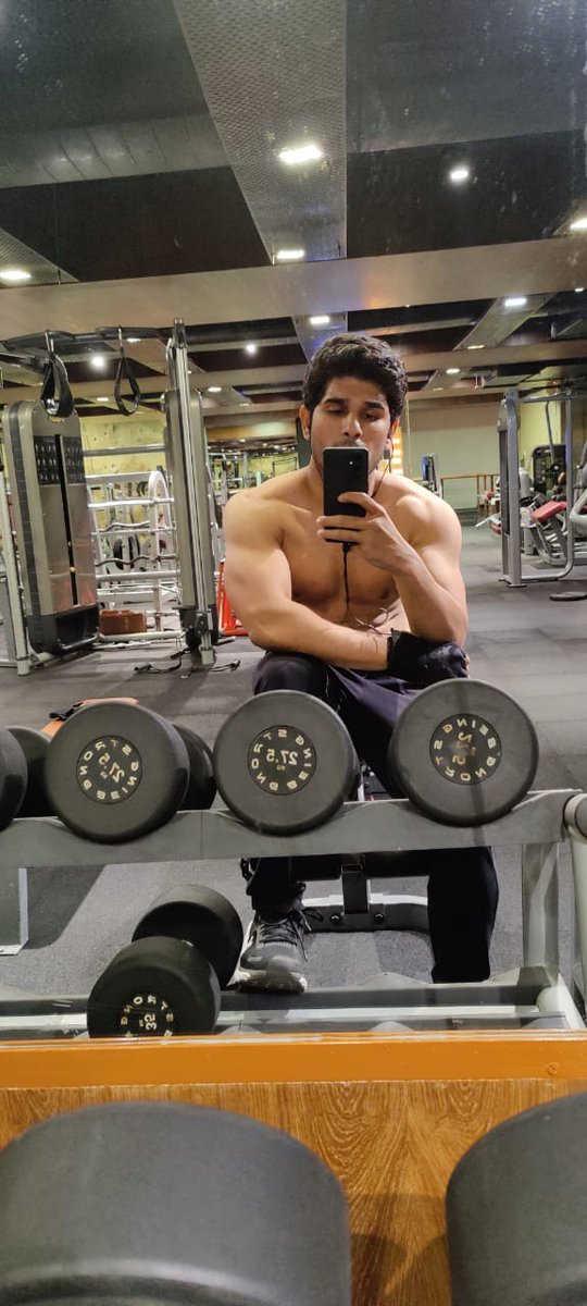 DollywoodR's tweet photo. Hotness Alert🔥

These pictures of @AlluSirish from the gym are surely raising the temperature 😍

#fitlook #fitlife #instafit #lookoftheday #allusirish https://t.co/mwATxRgITG