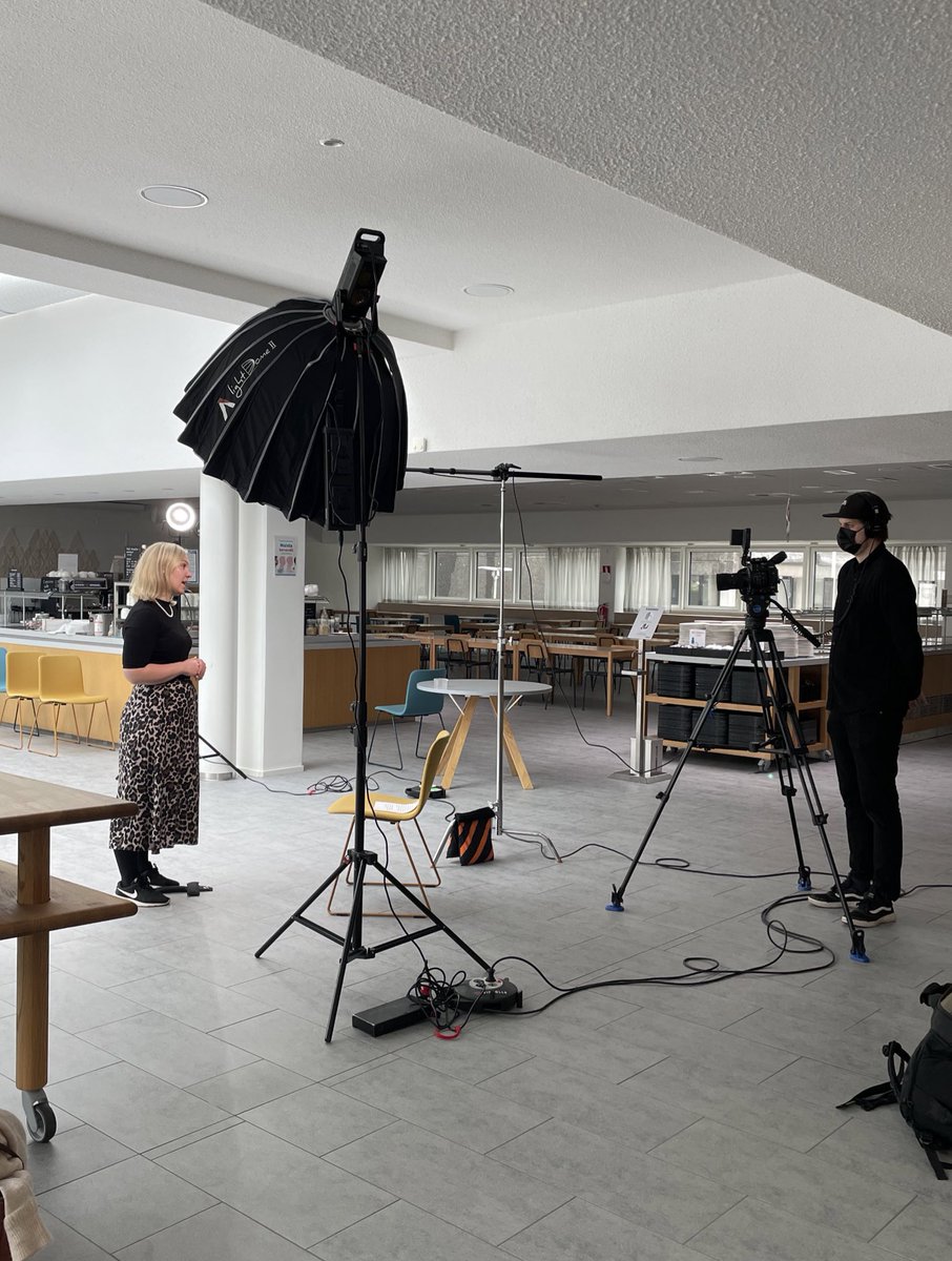 EKarhamo's tweet image. Kuvaushommia hiljaisessa Akavatalossa. Harvoin on arkena mahdollisuus kuvata keskellä tuloaulaa rauhassa ja hiljaisuudessa. #pienetilot, #etätyö, @AkavaRy