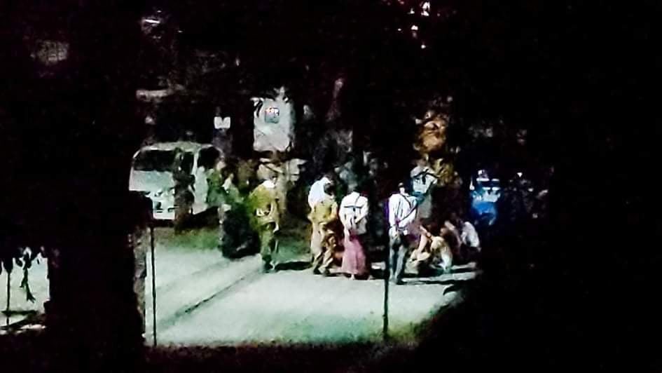 nslwin's tweet photo. TAMWE, Yangon:

On May 20 at 8:40pm — Terrorists (Myanmar security forces) abducted 7 civilians. They forced them to kneel down and banged pots and pans. They were beaten, kicked and their phones were checked. One was seriously injured in the ear. 

#May21Coup https://t.co/9OBaTmLOtj
