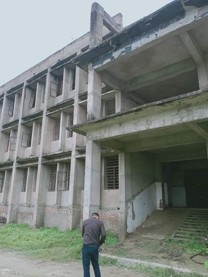 This hospital is under construction since last 15 years in Begusarai, Bihar.

#HospitalsOfBihar #JungleRajInBihar