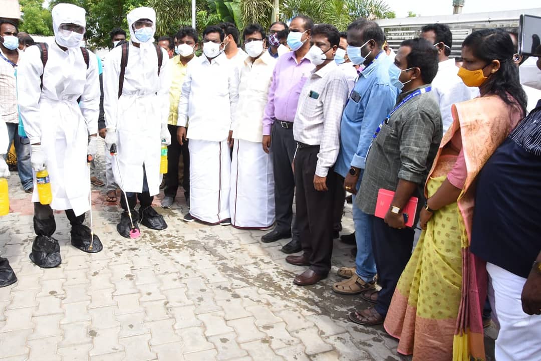 Avadi_Nasar's tweet photo. மாண்புமிகு தமிழக முதல்வர் திரு. @mkstalin  அவர்களின் ஆணையின்படி, #பூந்தமல்லி நகராட்சியில் தீவிர கொரோன தடுப்பு நடவடிக்கையாக, கிருமிநாசினி தெளிப்பு பணியை துவக்கிவைத்தபோது, உடன் திரு. @office_krishna மற்றும் மாவட்ட ஆட்சியர் திரு.பொன்னையா IAS.
#covid_19 #chiefministermkstalin #TNGovt https://t.co/BtEdRsENIS