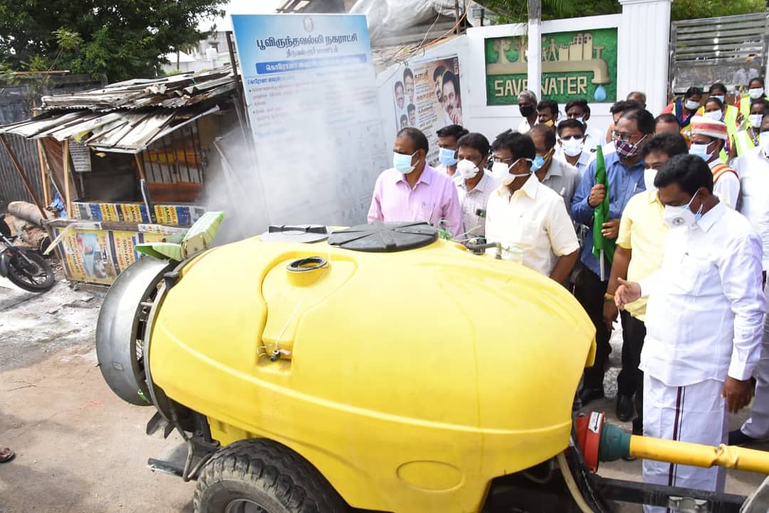 Avadi_Nasar's tweet photo. மாண்புமிகு தமிழக முதல்வர் திரு. @mkstalin  அவர்களின் ஆணையின்படி, #பூந்தமல்லி நகராட்சியில் தீவிர கொரோன தடுப்பு நடவடிக்கையாக, கிருமிநாசினி தெளிப்பு பணியை துவக்கிவைத்தபோது, உடன் திரு. @office_krishna மற்றும் மாவட்ட ஆட்சியர் திரு.பொன்னையா IAS.
#covid_19 #chiefministermkstalin #TNGovt https://t.co/BtEdRsENIS