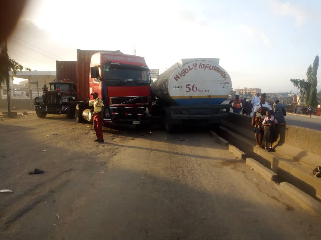 followlastma's tweet photo. [7:52AM] #AccidentReport #Alakuko
Another road crash at Alakuko inward Kola that has generated a lot of traffic,
Effort is on to remove them off the road.
@Gidi_Traffic
@TrafficChiefNG
@trafficbutter
#FollowLASTMA https://t.co/jbtmrvGMCt