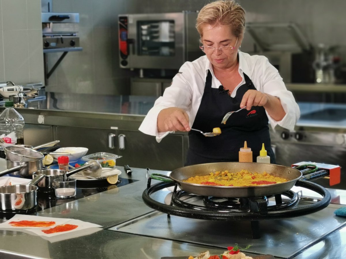 radiodelaUA's tweet photo. Hem decidit tancar la quarta temporada parlant de la importància culinària de les salses amb @mariacarmen.velez.961, cap de cuina i copropietària del restaurant La Sirena, a Petrer.🍴👩‍🍳🍳

📻https://t.co/OoGCCL90IZ
📺https://t.co/wfB7OwciaQ https://t.co/jeRnsarVXc