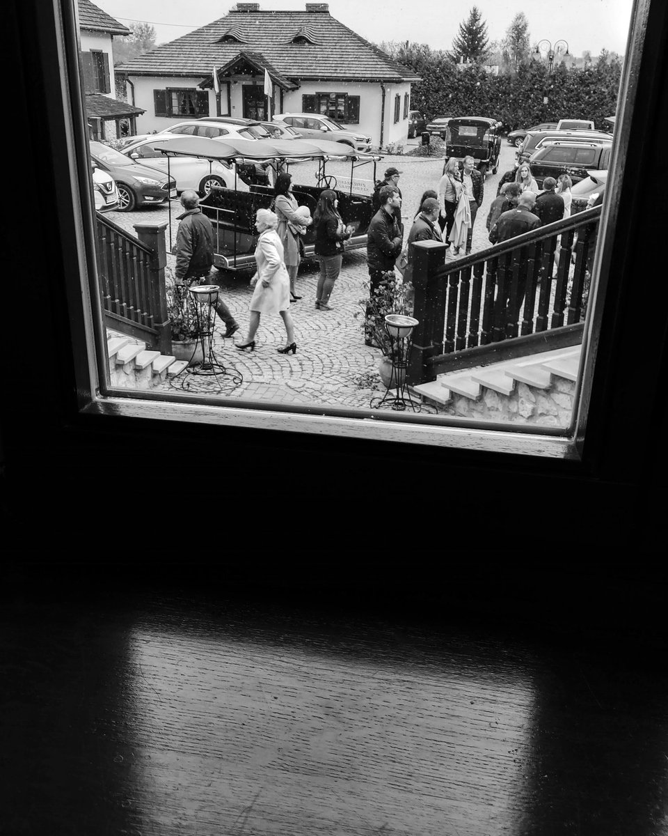 Through the Window

.
.
.

#bnwstreetphotography #streetscenes  #streets_storytelling #lovestreetlife #bnwartstyle #bnwartphotography