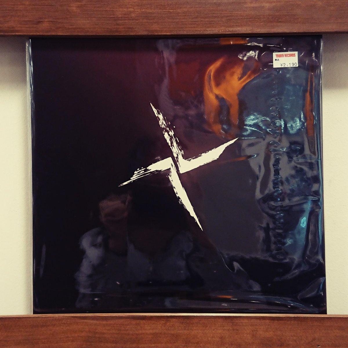 towervinyl's tweet image. 【#Burial】ブリアルが昨年末に突如発表した12分に及ぶレイヴ・バンガー「Chemz」が待望の12inchシングルでリリース！B面には新曲「Dolphinz」を収録です！
tower.jp/item/5146142/
#towervinyl #Hyperdub