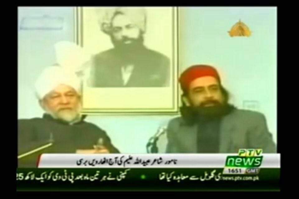 Labikyarsoollah's tweet photo. آج پی ٹی وی پہ یہ دکھایا گیا ہے ۔ 

یہ سب قادیانی ہیں ۔ پیچھے مرزے کانے کذاب کی پلید فوٹو بھی لگی ہوئی ہے ۔ اور قادیانی شاعر کے ساتھ ان کا شیطانی چیلہ طاہر مرزائی بھی بیٹھا ہوا ہے ۔ https://t.co/LI8Bek6m2q