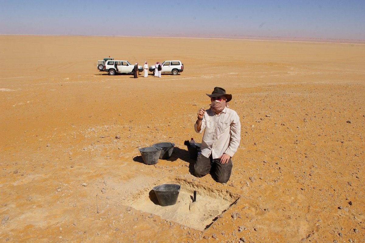 huw_groucutt's tweet photo. #FieldworkFriday. Dr Ceri Shipton opens the excavations at Mundafan in 2013. Late MIS 5 sediments full of lithics. https://t.co/kM8ghLJsWg