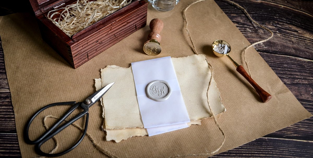 Antspaudukai's tweet photo. A great #Gift for a wedding! #WaxSealStamp with newlyweds #Initials.
Puiki #Dovana vestuvių proga! Vaškinis #Spaudas su jaunavedžių inicialais.
#Antspaudas #Antspaudukai #Stamping #Inicial #WoodBox #Monogram #CustomStamp #WeddingGift #Vintage #VaskinisSpaudas #WaxSeal #WaxStamp https://t.co/l9XkYzC52R