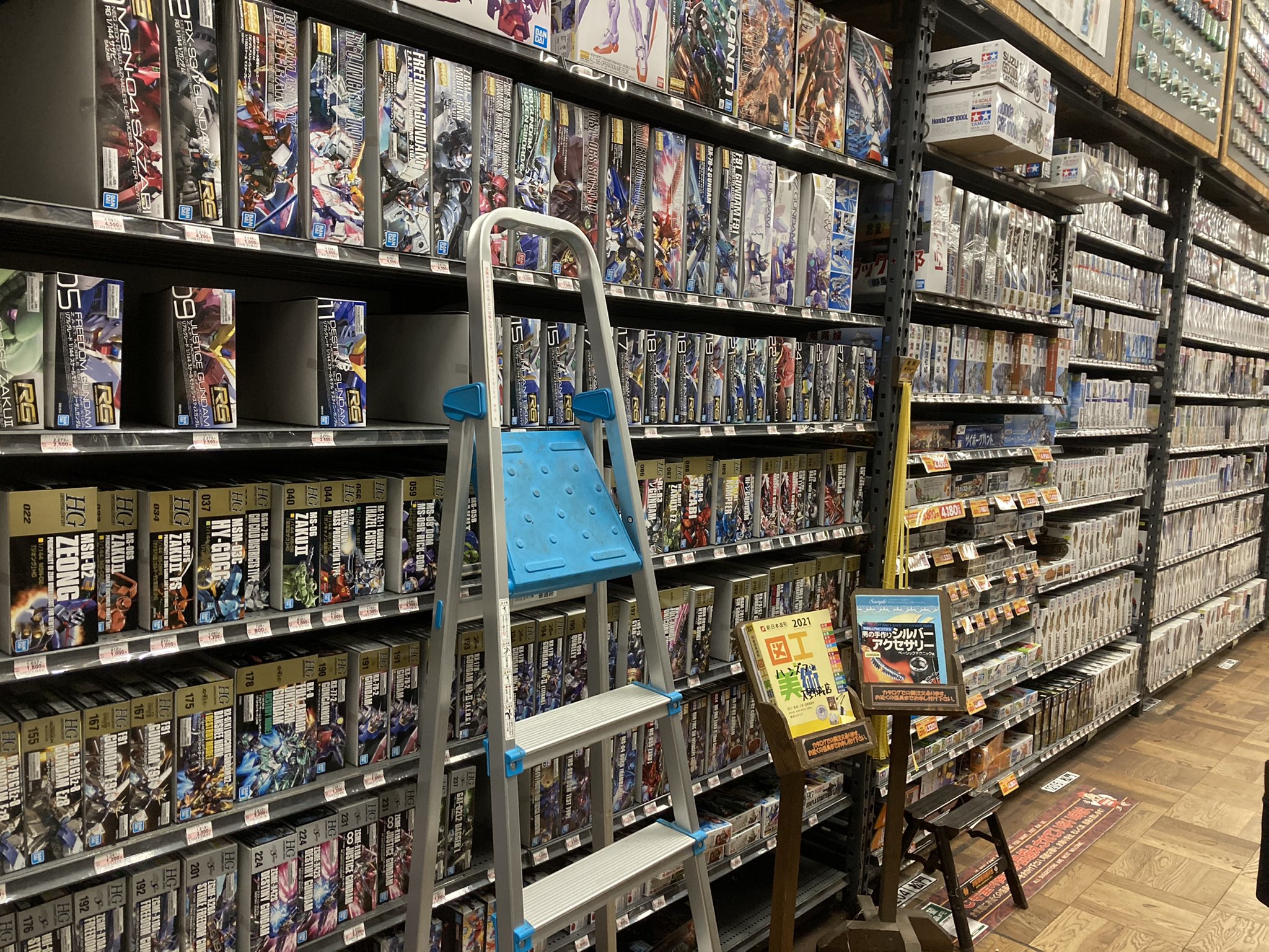 ハマヤマダ工務店 いや ハンマンにプラモとか 笑 そんなんあるわけないや ほっ ほんまや ガンプラもあるで っ ハンズマン プラモ ガンプラ T Co Ljl1oanegj Twitter
