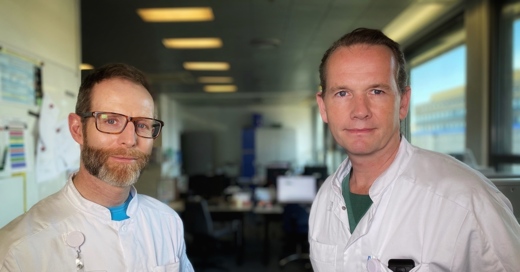 Rigshospitalet (@rigshospitalet) on Twitter photo Frontløbere i kampen mod vaccinebivirkninger: Overlægerne Peter Kampmann (t.v) og <a href="/J_Stensballe/">Jakob Stensballe</a>, var med til at udarbejde national anbefaling om diagnostik og behandling af sjældne og alvorlige vaccinebivirkninger. Læs deres historie: bit.ly/3bKT7hJ <a href="/SSTSundhed/">Sundhedsstyrelsen</a> #VITT Frontløbere i kampen mod vaccinebivirkninger: Overlægerne Peter Kampmann (t.v) og <a href="/J_Stensballe/">Jakob Stensballe</a>, var med til at udarbejde national anbefaling om diagnostik og behandling af sjældne og alvorlige vaccinebivirkninger. Læs deres historie: bit.ly/3bKT7hJ <a href="/SSTSundhed/">Sundhedsstyrelsen</a> #VITT