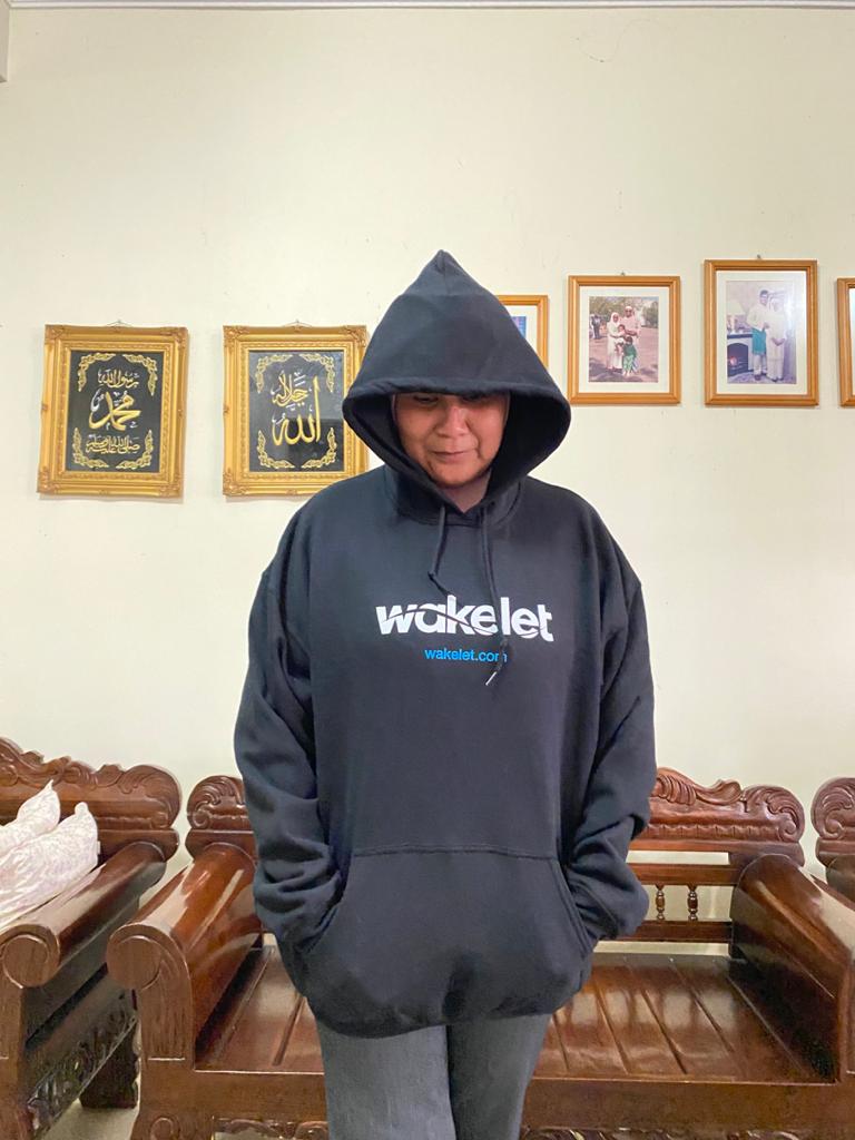 Umai_Idris's tweet photo. Received this package from Wakelet UK, today. It never crossed my mind that I would get this awesome swag. I feel like a true ambassador promoting our favourite app. TQ Wakelet. I love it so much.
#KomunitiWakeletMY
#WakeletWaveMY
#WakeletWave
#5CsofTeaching
#MicrosoftRules https://t.co/Jbxoy1Bwy1