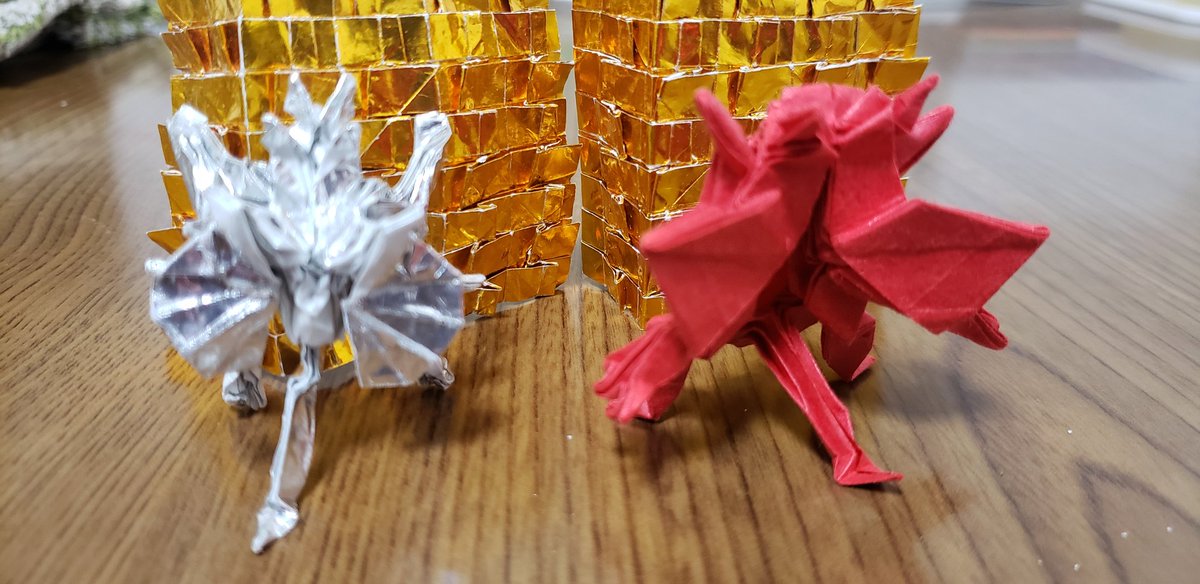2dSaka's tweet photo. 無謀にも15センチ銀紙で折った悪魔リメイク2021。明らかに推奨サイズではないですね。(顔のサイズはオリジナルの4分の1)。 https://t.co/vOLTq7SgfT