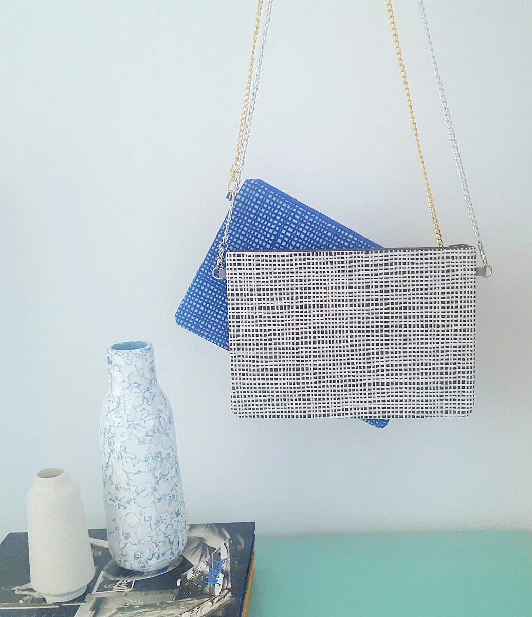 Deze leuke #tassen zijn te gebruiken als een crossbody- of #schoudertas en ook als een clutch. Ze zijn gemaakt van een mooie kwaliteit 'restanten' #meubelstof en hebben aan beiden kanten een ander #design. Uniek, want van elke tas is er maar één!
#JOMIXSY #fairfashion #duurzaam