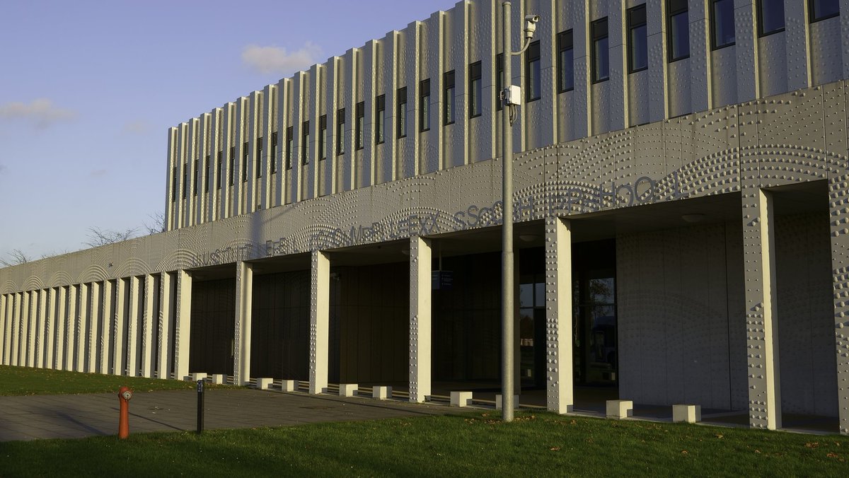 Om 10:00 uur gaat het strafproces MH17 verder. Volg het proces via onze livestream. #MH17 content.uplynk.com/player5/2zSmhp…