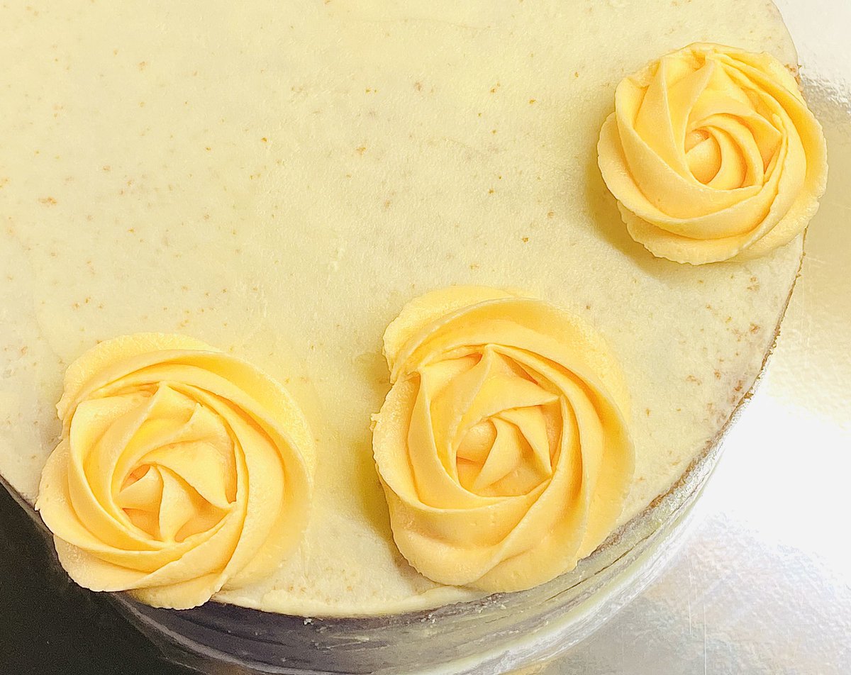 mfmcakes's tweet photo. Roses ๐
#cake #birthdaycake #celebrationcake #traybakes #cupcakes #surreycakes #mfmcakes #surrey https://t.co/BRAbux3ZzR