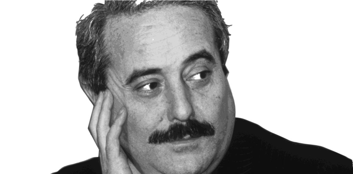 Treccani's tweet photo. Con il libro-intervista "Cose di Cosa nostra", Giovanni Falcone consegnava le sue analisi sul fenomeno mafioso alla giornalista Marcelle Padovani. Trent'anni dopo, siamo tornati a parlarne con lei su #AtlanteTreccani: https://t.co/bcgHFUX9eF https://t.co/HcVuPWJSLD