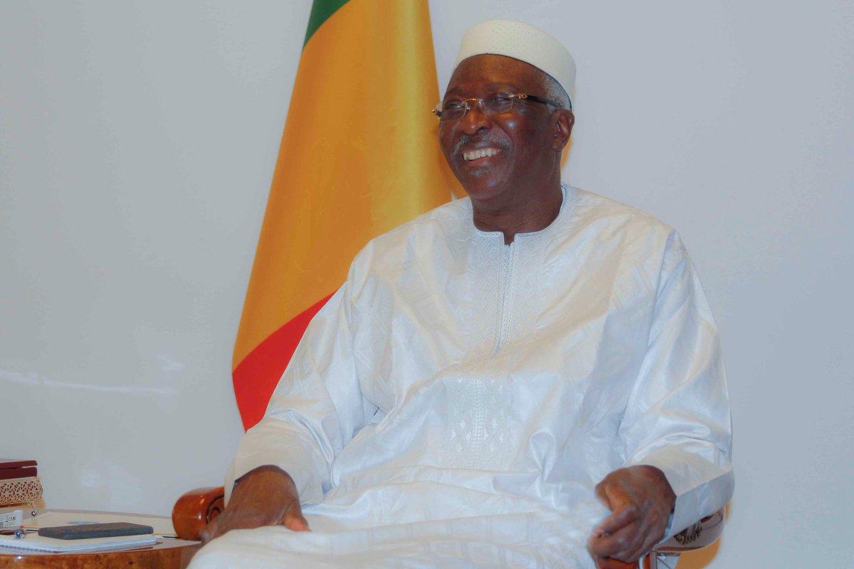salifsanogo's tweet photo. Séance de travail ce matin entre le Président de la Transition Bah N'Daw @PresidenceMali et le PM Moctar Ouane @GouvMali. Au menu des échanges la formation du nouveau gouvernement et la réponse à la demande sociale. Ambiance détendue de travail. https://t.co/LdQHWPqbpX