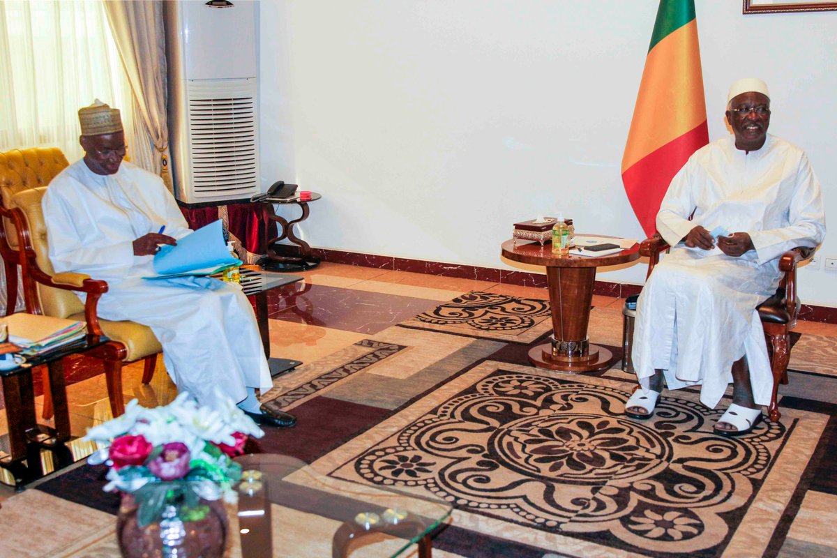 salifsanogo's tweet photo. Séance de travail ce matin entre le Président de la Transition Bah N'Daw @PresidenceMali et le PM Moctar Ouane @GouvMali. Au menu des échanges la formation du nouveau gouvernement et la réponse à la demande sociale. Ambiance détendue de travail. https://t.co/LdQHWPqbpX