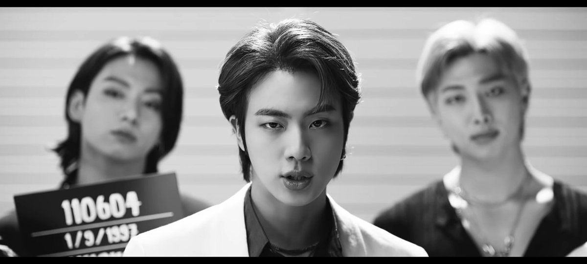 surubabangtan's tweet photo. Seokjin todo bad boy no MV e todo neném na live, SIIM, É ESSA DUPLA PERSONALIDADE QUE EU ESCOLHI AMAR. 

#BTSBackWithButter 
#BTS_Butter 
#방탄소년단 https://t.co/0XVElmSLzW