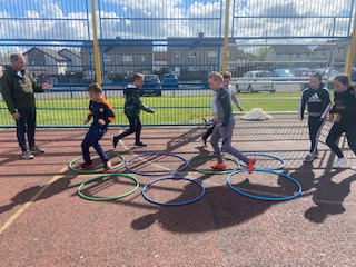 whitdale_ps's tweet photo. P5D would like to thank the Primary 7's for hosting a fantastic and fun sports event this week. We had a great day and enjoyed our yummy grapes and oranges as a treat! We can't wait to find out the winning team! #sportsday #thanksp7 #competitionison https://t.co/ItCDQQszMy