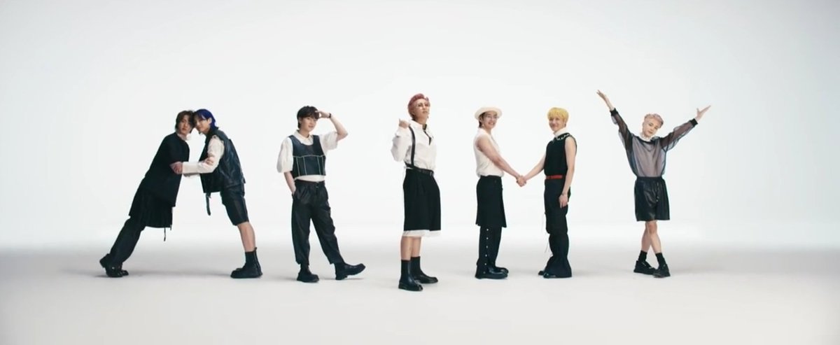 orangeandstraw's tweet photo. Вы заметили как мемберы показывают ARMY это так миииило #BTS_Butter #BTSARMY #bts https://t.co/59JKF6FM35