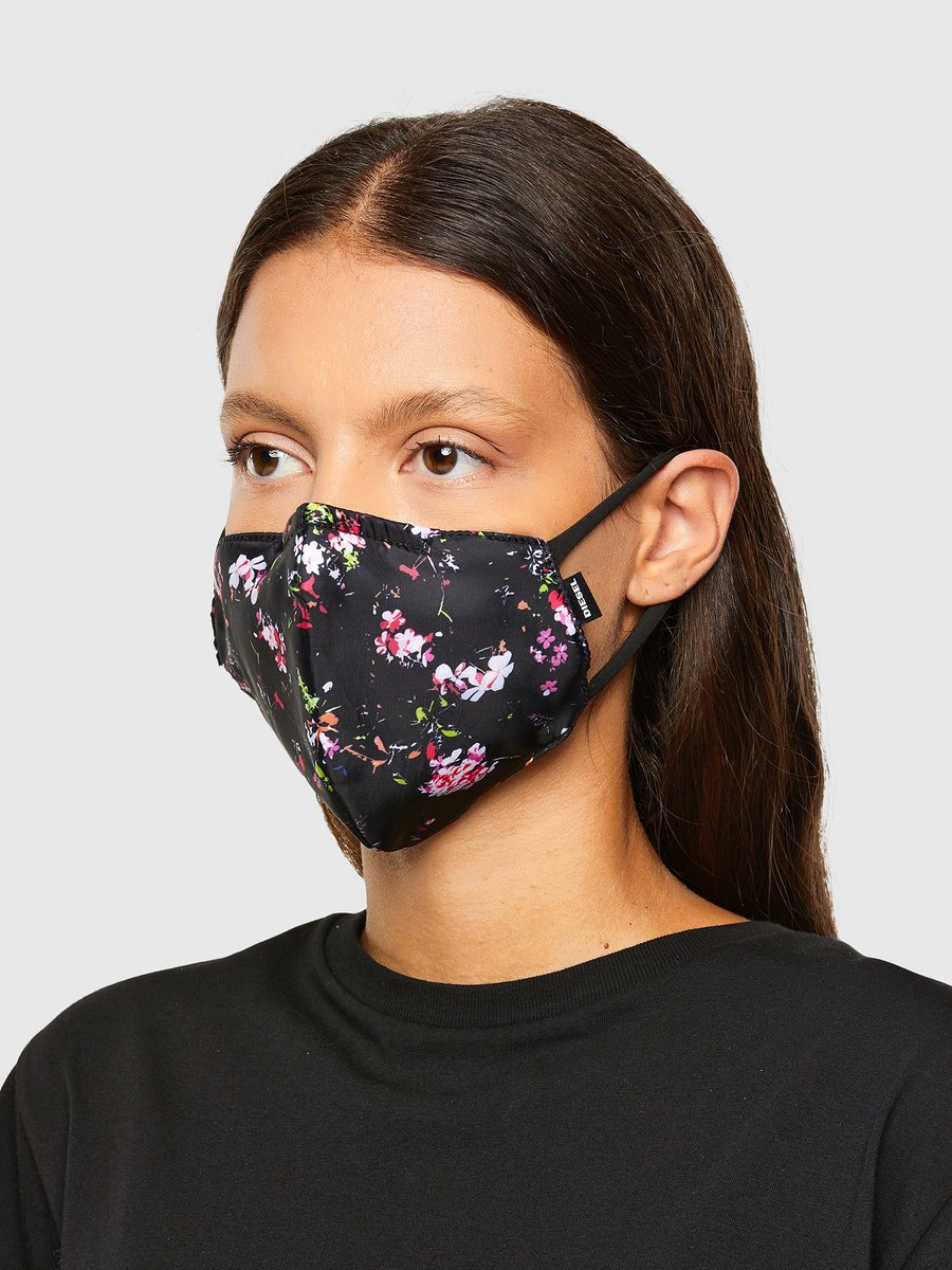 mintmag_th's tweet photo. แต่งตัวจัดเต็มทั้งที Mask ที่ใส่ก็ควรจัดเต็มไม่แพ้กัน @diesel ดีไซน์ Face Mask สุดเท่มาให้บรรดาคนแฟฯได้คอมพลีตลุค ไม่ใช่แค่หน้าตาดี เพราะเฟซมาส์กรุ่นนี้ มีตัวกรองถึง 3 ชั้น เปี่ยมประสิทธิภาพในการกรองแบคทีเรียได้มากถึง 99% แต่ยังคงระบายอากาศได้อย่างดีเยี่ยม 😷
#DieselTH
#MintHype https://t.co/vjLSwhvR4b