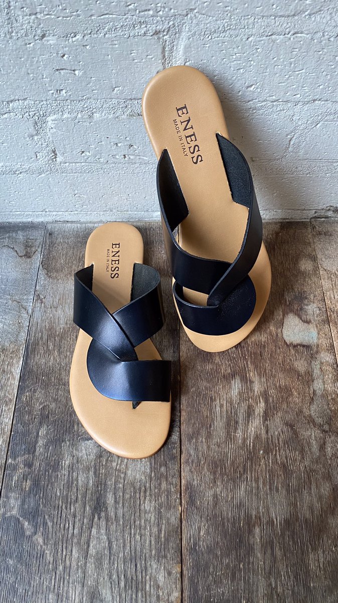 marbleSUD_hara's tweet image. 【☀️夏に向けてサンダルを準備！🌴】
スペイン、イタリアから届いたサンダル✨どんなコーデにも合わせやすく、インソールが柔らかいので履き心地も抜群です☺️ぜひ夏のお供にスタイリッシュなサンダルはいかがですか🌻
#マーブルシュッド #原宿 #Eness #Vinilo