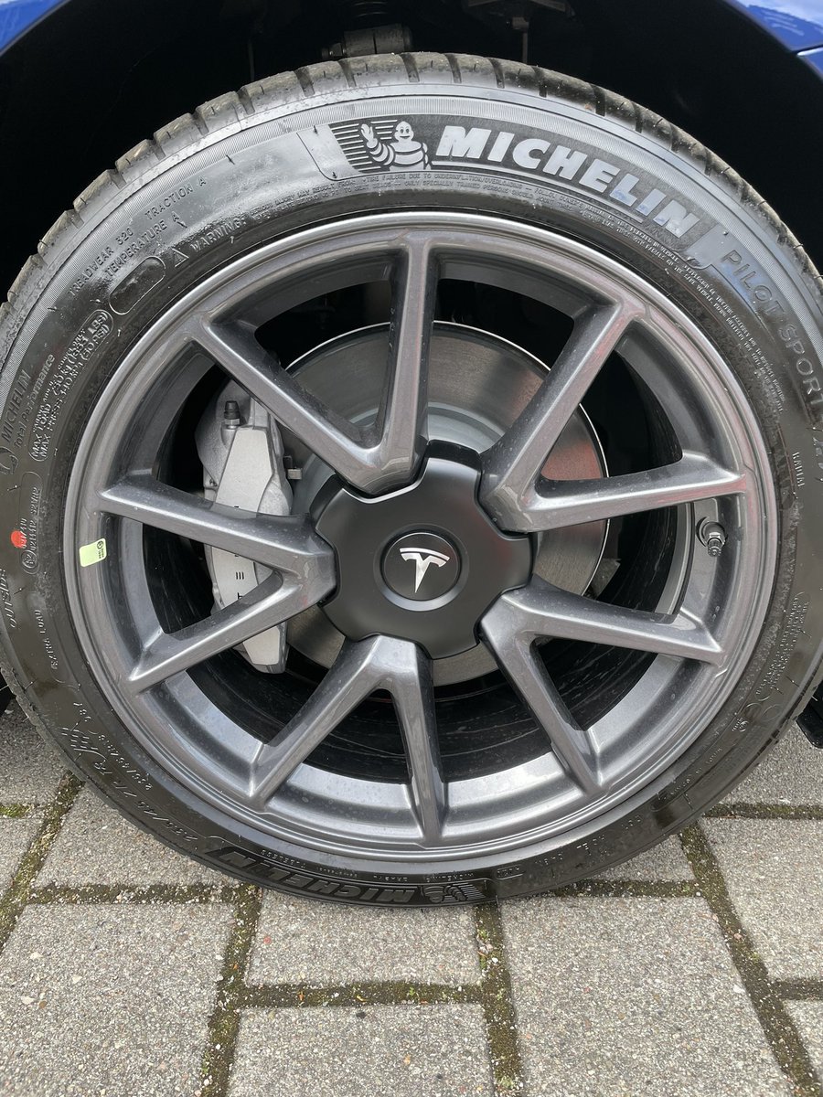 KroegerOve's tweet photo. Mit oder ohne? @Tesla Model 3 Radkappen #doctesla #teslacheck https://t.co/ADq1nhXFee https://t.co/6NrVX4O6Mg