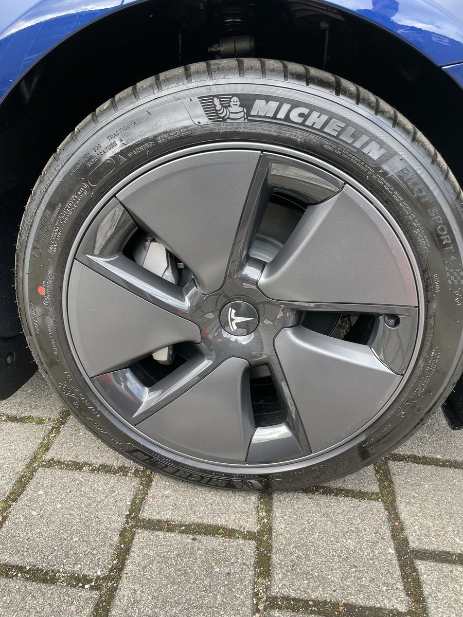 KroegerOve's tweet photo. Mit oder ohne? @Tesla Model 3 Radkappen #doctesla #teslacheck https://t.co/ADq1nhXFee https://t.co/6NrVX4O6Mg