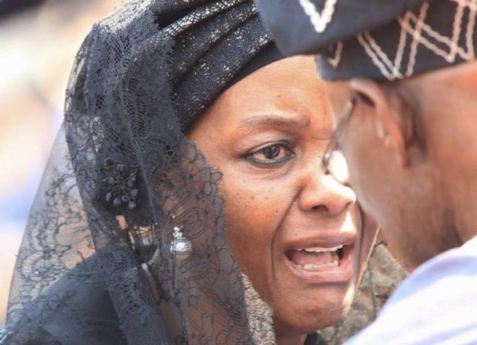ZimEye's tweet photo. Mnangagwa Prepares To Forcibly Exhume President Mugabe's Skeleton As Police Chase Journalists Away https://t.co/f7HVJgq4PD https://t.co/J5I6vW12gX