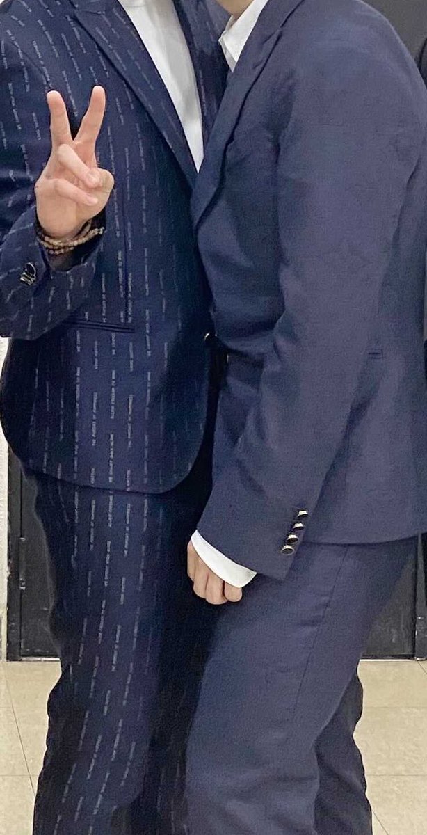 delfin_km's tweet photo. 하반신을 저렇게 찰싹 붙이는 게 어떻게 가능하단 말이냐 사진은 7인이 찍었는데 왜 얘네만 1.5인이냐고요 5인모임금지에 대비하는 자세인거냐고
할머니제발그만좀하세요50년째예요 https://t.co/8vundF7xK3