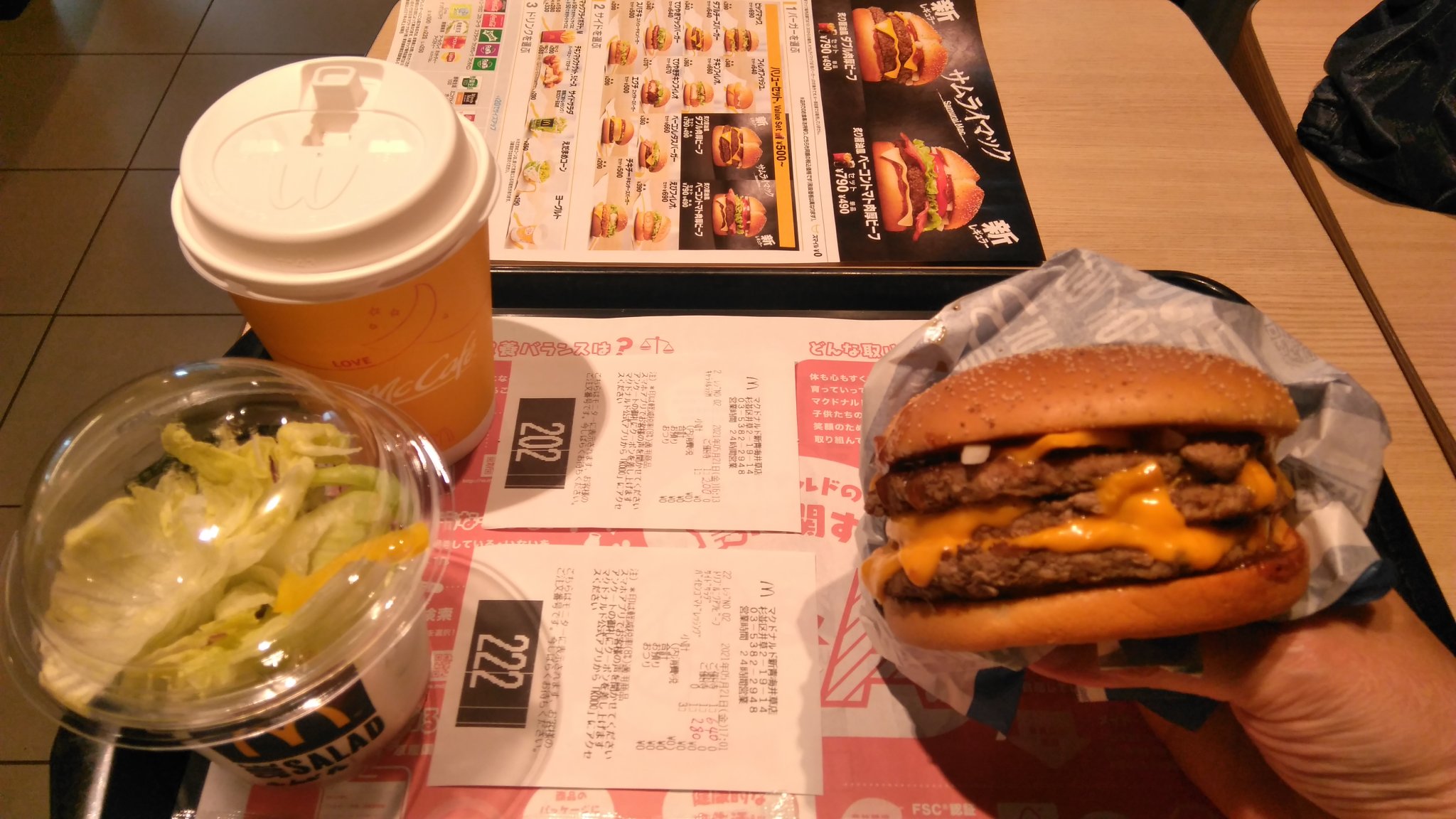 大山 即席斎 W 今日の夕メシはマクドナルドのサムライマックトリプル肉厚ビーフ Amp Sサラダ Amp キャラメルラテm 11 ビーフパティ2枚だと普通だったけど 3枚になると厚みを感じるなぁ 17時以降販売だから仕方ないけど晩飯に響くよな