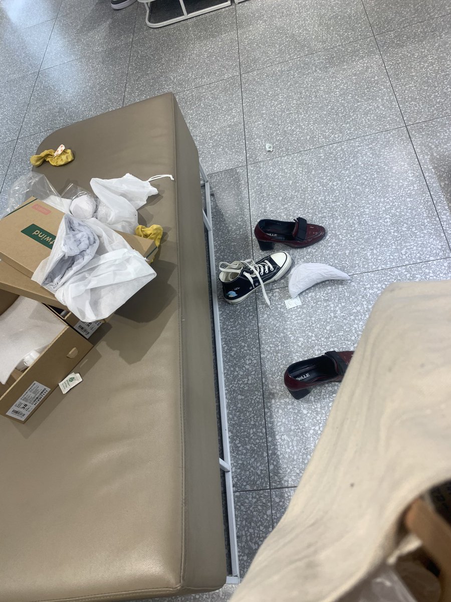 【商场顺袜】穿着校服的小女生，袜子应该穿了一天，刚要顺走。来了几对狗情侣，结果完全没机会！fuck！ https://t.co/UKqA3d9PEA