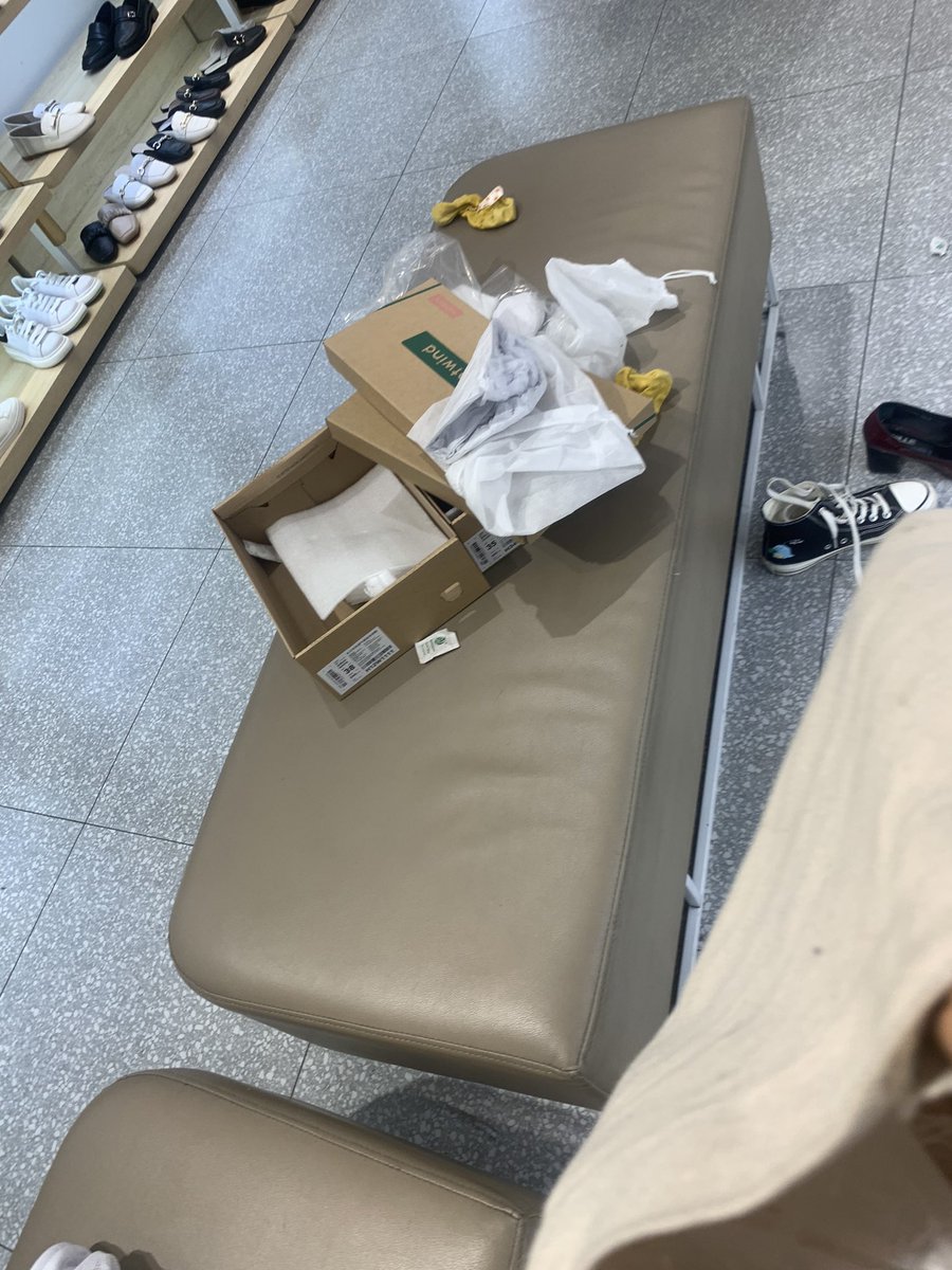 【商场顺袜】穿着校服的小女生，袜子应该穿了一天，刚要顺走。来了几对狗情侣，结果完全没机会！fuck！ https://t.co/UKqA3d9PEA