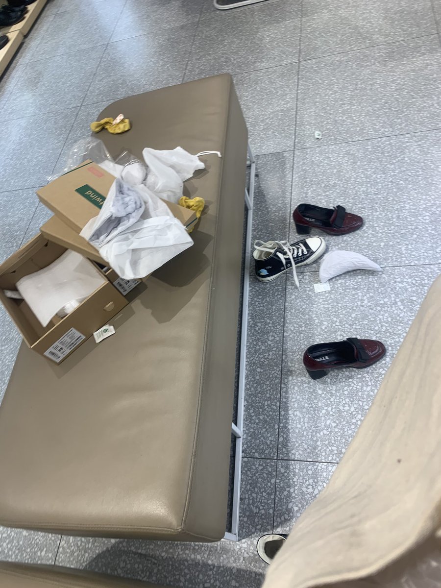 【商场顺袜】穿着校服的小女生，袜子应该穿了一天，刚要顺走。来了几对狗情侣，结果完全没机会！fuck！ https://t.co/UKqA3d9PEA