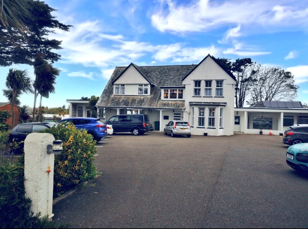 LeeJarvis10's tweet photo. Onto the Caravan today but i highly recommend this lovely Lodge Hotel 👍 Family rooms are superb and 500m from Town centre of Newquay.
#TopPlace https://t.co/tlSlLvc0ZT