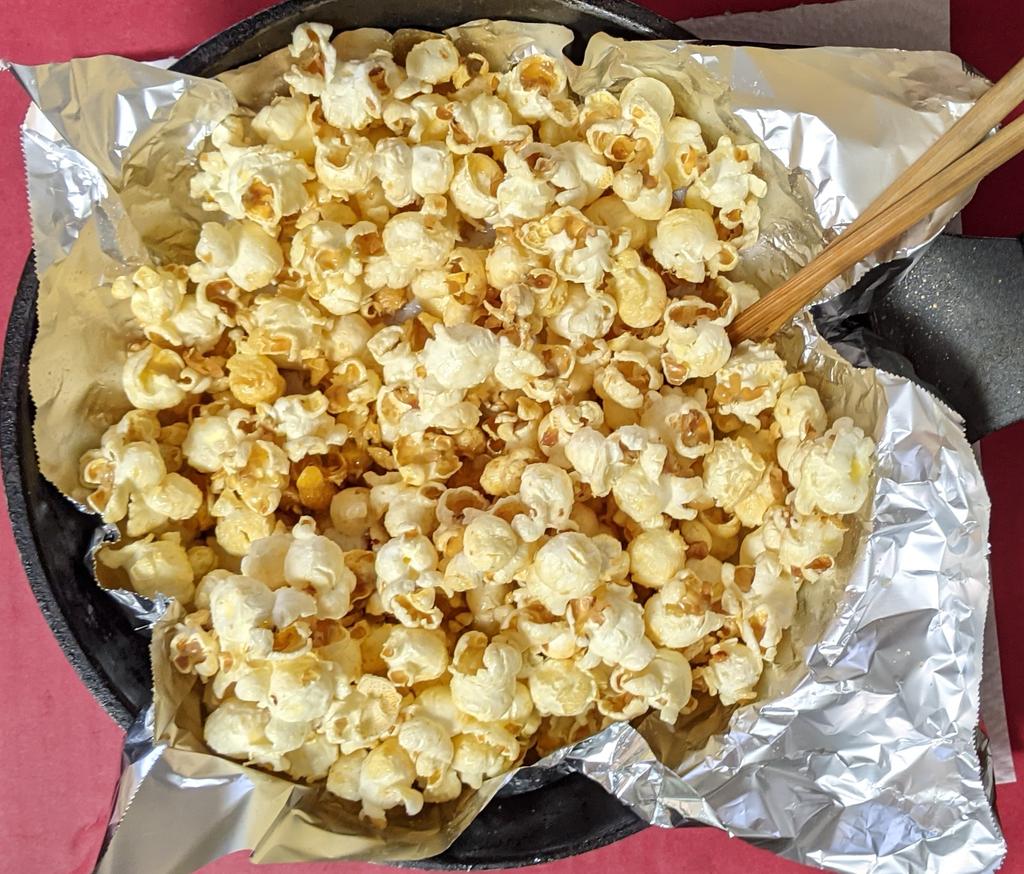 ごはん日記 やってみた うろ覚えで 爆死 ぷち失敗したけど 美味しい 我が家のフライパンのテフロンは剥げて久しいので くっつかないアルミホイルを使ってやってみました そして 水を少し入れるのを忘れて焦がしかけてw で こんな感じ 中毒