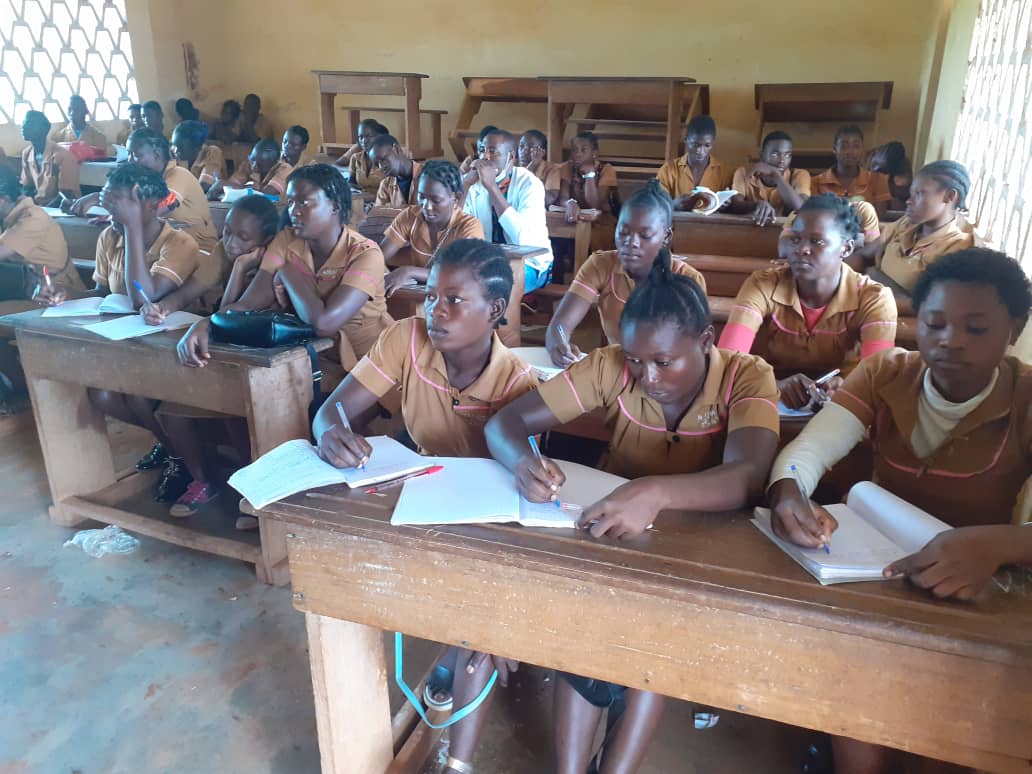 CRCcmr's tweet photo. Dans le cadre du projet CitizenSchool il s'est tenue au Lycée Bilingue de Nkoteng, une conférence-débat sur le thème "Jeunesse et réamement moral  : lutte contre la violence la circulation et la consommation des substances pyschoactives en milieu scolaire".
Bekono
Appo
Otam. https://t.co/WklH0UV7Ew