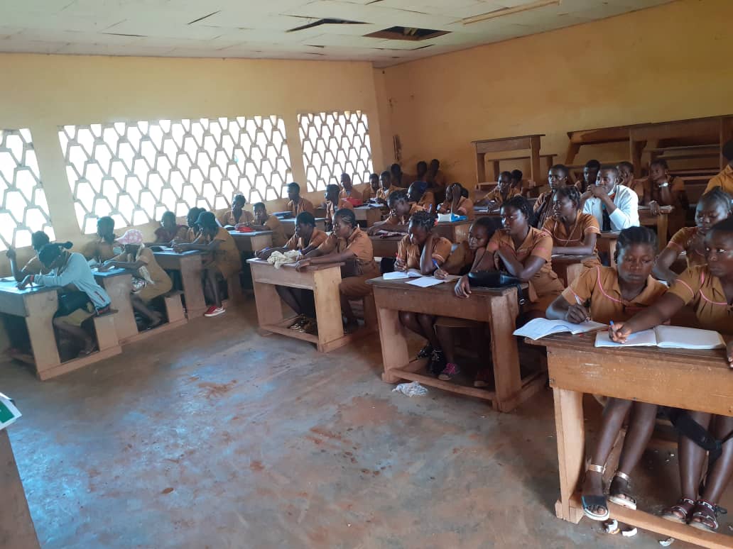 CRCcmr's tweet photo. Dans le cadre du projet CitizenSchool il s'est tenue au Lycée Bilingue de Nkoteng, une conférence-débat sur le thème "Jeunesse et réamement moral  : lutte contre la violence la circulation et la consommation des substances pyschoactives en milieu scolaire".
Bekono
Appo
Otam. https://t.co/WklH0UV7Ew