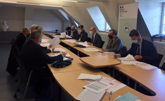 Plan de relance et métiers du futur : Jean-Marc Giraud, sous-préfet de Montluçon, a animé une réunion sur le projet de fabrication additive et de jumeaux numériques du lycée Paul Constans, avec Frédéric Laporte président de la com d'agglo, le proviseur, la CCI et les industriels.