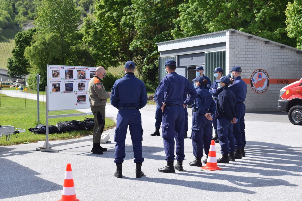 PCiVS's tweet photo. Présentation de la PCi VS aux aspirants de l'académie de police de Savatan lors de la journée des partenaires feux bleus à Grône/Präsentation des ZS Wallis für die Aspiranten der Polizeiakademie von Savatan während dem Tag der Blaulichtorganisationen im Zivilschutzzentrum Grône. https://t.co/G97PNmqd60