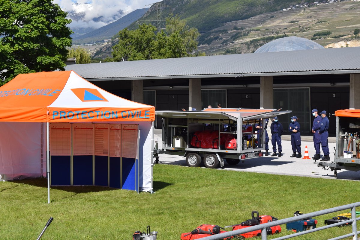 PCiVS's tweet photo. Présentation de la PCi VS aux aspirants de l'académie de police de Savatan lors de la journée des partenaires feux bleus à Grône/Präsentation des ZS Wallis für die Aspiranten der Polizeiakademie von Savatan während dem Tag der Blaulichtorganisationen im Zivilschutzzentrum Grône. https://t.co/G97PNmqd60