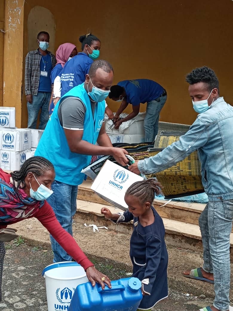 One thousand internally displaced families have received core relief items in the Nekemte and Diga Woredas of East Wollega. 
UNHCR distributed sleeping mats, blankets, mosquito🦟 nets, kitchen sets 🍴 and buckets to these vulnerable families in the Oromia region.