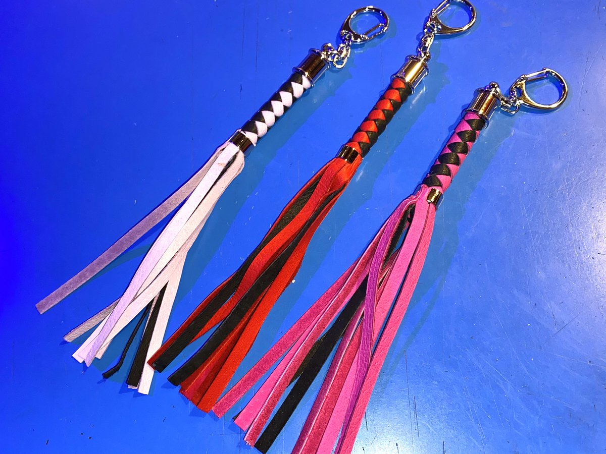 バラ鞭キーホルダー紅藤×黒、赤×黒、薔薇色×黒入荷しました。
cestbien.jp/shopbrand/ct53/
#六本木セビアン　#SMグッズ