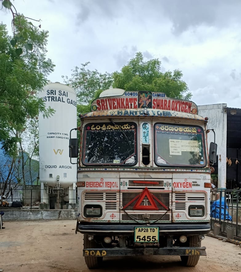 JindalSteel_In's tweet photo. Tanker carrying 13.44MT of Liquid Medical Oxygen from JSPL Angul, Odisha has reached Hyderabad and is being decanted.

#DeshKeLiye #IndiaFightsCOVID19 #WeShallOvercome https://t.co/um6yqrllAt