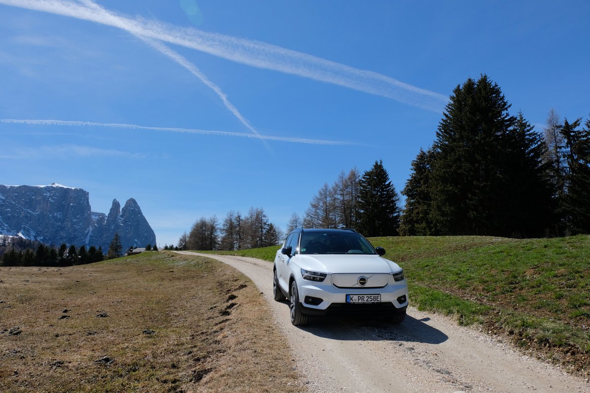 THEnergyNet's tweet photo. Bella figura! 🇮🇹
The @volvocars #XC40 Recharge in the Dolomites! ⛰️
#DiscoverEmobility #sustainabletravel https://t.co/LC6r2Xu9kk