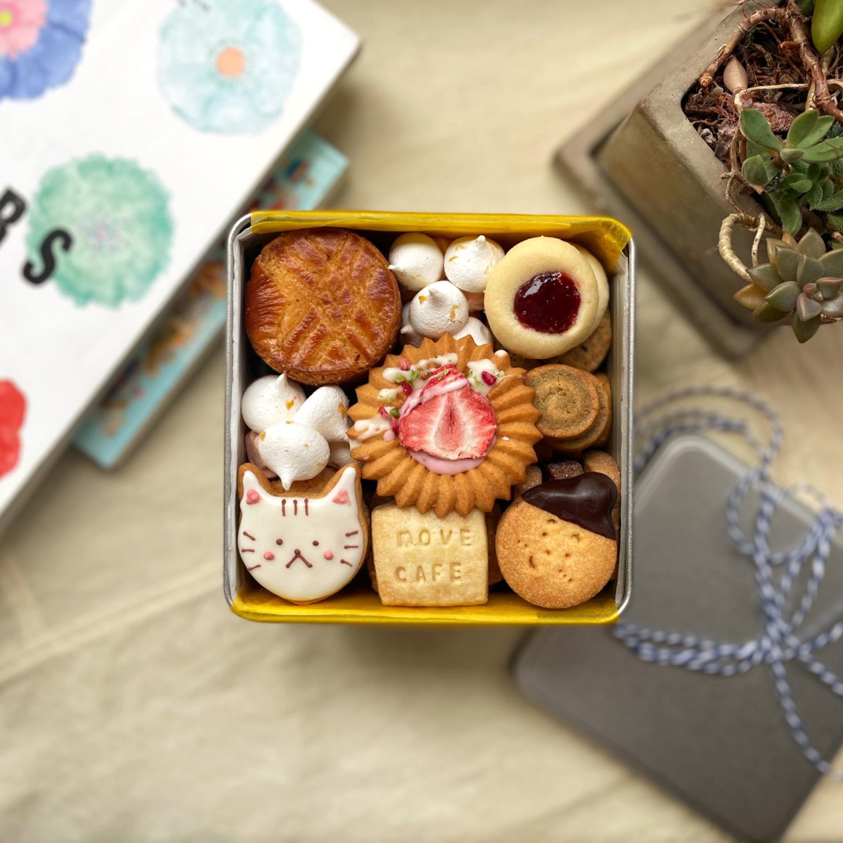 手紙社 On Twitter 月刊手紙舎 6月号特集 アートな缶入りお菓子の世界 Move Cafe 新宿5丁目にあるmove Cafeで 長年愛されてきた焼き菓子を詰め合わせたクッキー缶 無添加の素材を生かして しっとりサクッと仕上げられた焼き菓子は ネコ好きパティシエが丁寧に