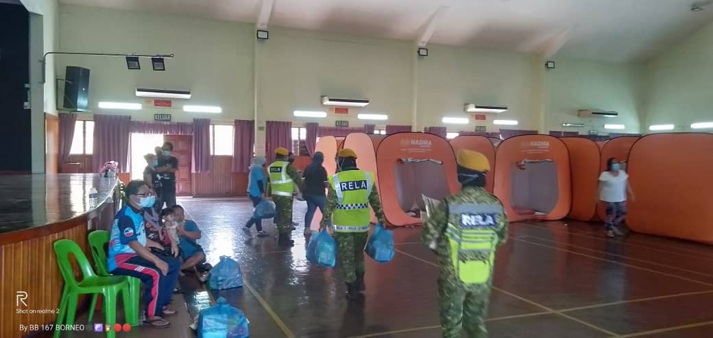 RelaTenom's tweet photo. 21 MEI 2021 - Hari kedua misi bantuan mengagihkan bakul makanan kepada mangsa banjir di Pusat Pemindahan Sementara Daerah Tenom. 

@yahyakgc
@FauziJhumat
@relamalaysia 
@rela_sabah

#Banjir
#Setiaberbakti https://t.co/DOHXQ4SBrL