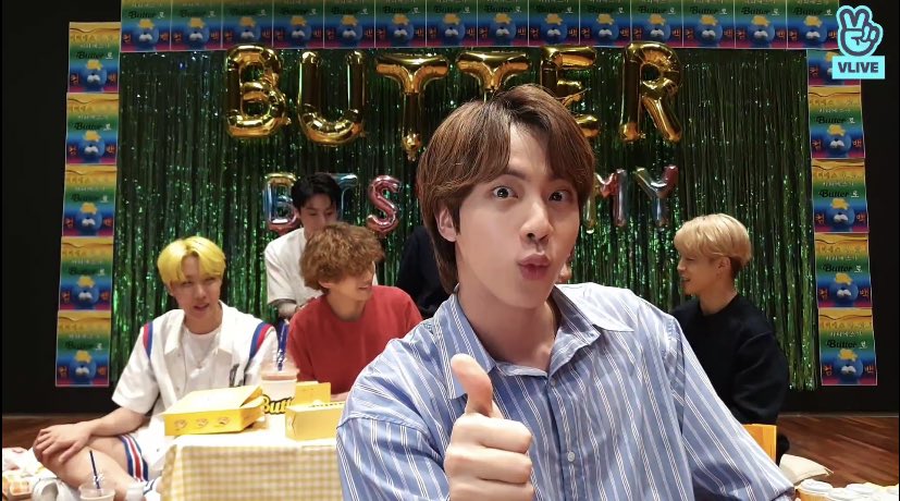 btsdrp's tweet photo. ESSA É A SEQUÊNCIA DE FOTOS MAIS FOFA QUE VOCÊS VÃO VER HOJE!!!!! https://t.co/8tZNT61U0I